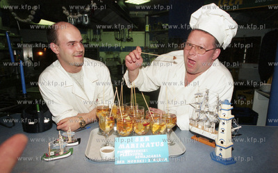 Kucharz i ser marinatus w restauracji Wielk Blekit...