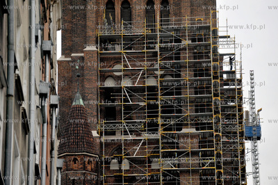 Demontaz rusztowan z odrestaurowanej wiezy Bazyliki...