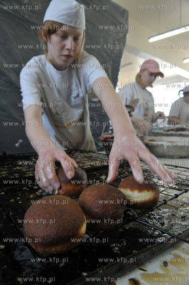 Produkcja paczkow w piekarni Marka Szydlowskiego na...