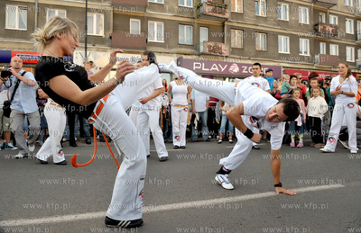 Gdansk, ul. Rajska. Parada z udzialem bebniarzy, tancerzy...