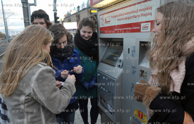 Grupka dziewcząt uczennic III LO kupuje bilet na tramwaj...