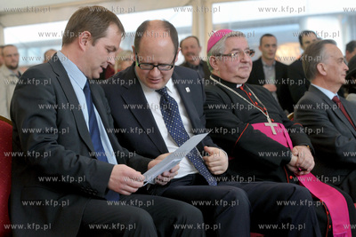 Uroczyste poswiecenie i wmurowanie kamienia wegielnego...