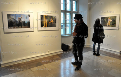 Wystawa fotografii Magdaleny Morawskiej  "Swieci, a...