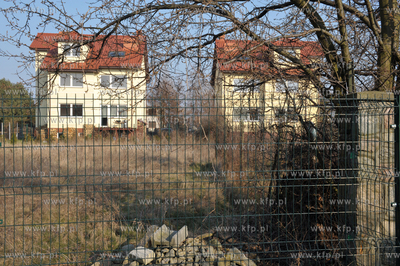 Gdynia Oksywie. Domy nieopodal klifu na Oksywiu.  28.03.2016...