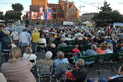 Plenerowa projekcja opery Turandot na Targu Węglowym...