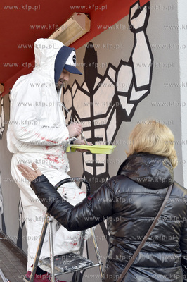 Mural autorstwa Grzegorza Zająca powstaje w przejściu...