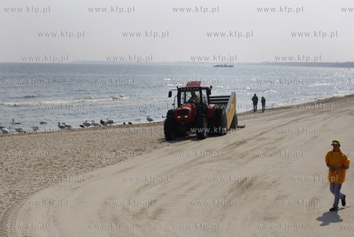 Sopot. Nz przesiewanie piasku.
17.04.2009
fot. Krzysztof...