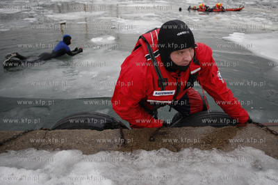 Gdynski Basen Jachtowy. Strazacy Jednostki Ratowniczo...