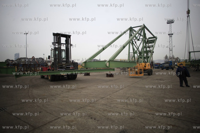 Gdynia. Zaladunek elementow tzw. stacker reclaimer,...