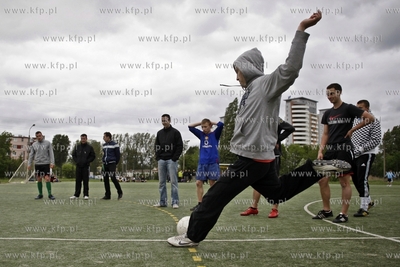 Gdansk Zaspa. Pilkarski turniej dzikich druzyn Do przerwy...