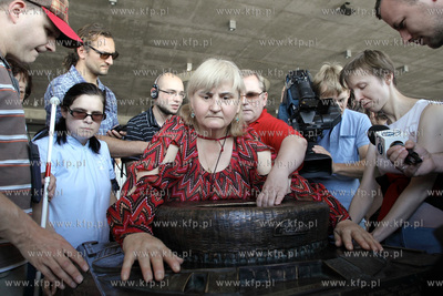 Przed stadionem pilkarskim PGE Arena odslonieto jej...