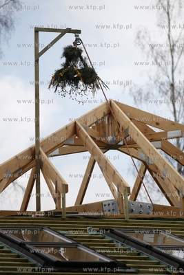 Uroczystosc zawieszenia wiechy na budowanym budynku...