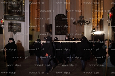 Gdańsk. Misterium Nocne. Nz. uczesticy misterium w...