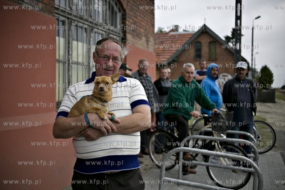 Przejazd pociągu na trasie Gdynia Główna - Brusy,...