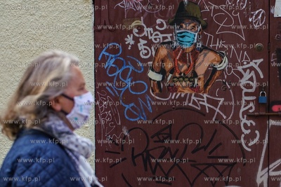 Gdańsk, ul. Kozia. Grafika na drzwiach garażu - ...