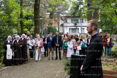 Sopot. Złożenie kwiatów pod krzyżem papieskim w...