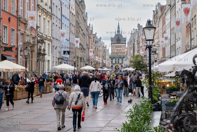 Gdańsk, ul. Długa. Turyści w mieście. 03.07.2024...