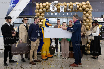 Port Lotniczy Gdańsk im. Lecha Wałęsy. Nz. Powitanie...