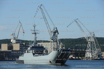Port wojenny Gdynia Oksywie. 32 zolnierzy i 13 pojazdow...