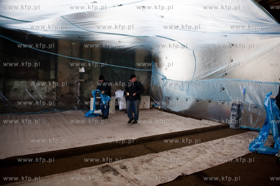 Stocznia Gdanska. Tydzien po pozarze hali produkcyjnej...