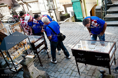 Gdansk. Ulica Mariacka. Chorwaccy kibice przed meczem...