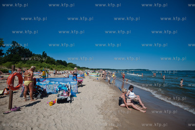 Wakacyjny, sloneczny dzien na przepelnionej ludzmi...