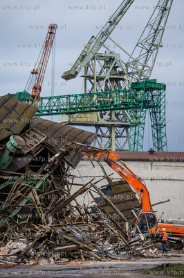 Gdansk. Tereny bylej Stoczni Gdansk. Wyburzenie hali...