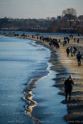 Gdansk. Mrozne, sloneczne, sobotnie popoludnie na plazy...