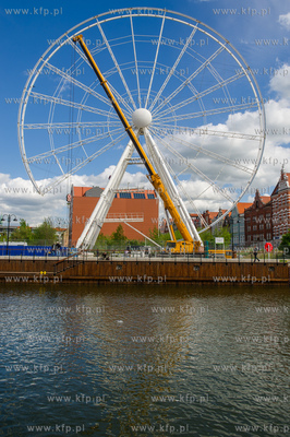 Gdansk. Montaz kola widokowego na Wyspie Spichrzow.
18.05.2015
fot....