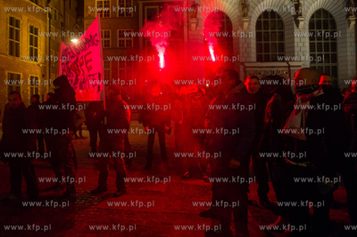 Gdansk. Dlugi Targ. Manifestacja przeciwko przyjmowaniu...