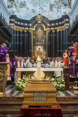 Gdansk. Katredra Oliwska. Wprowadzenie trumny z cialem...