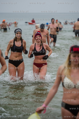 Plaża w Sopocie. Charytatywne morsowanie, w czasie...