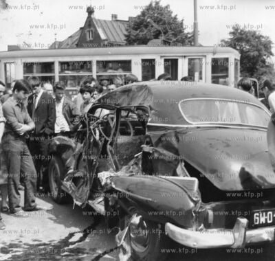 Zderzenie samochodu Opel Kapitan z tramwajem linii...