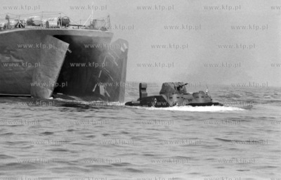 Desant morski jednostki Niebieskich Beretow na plazy...