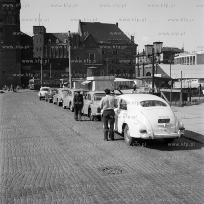 Postój taksówek na Targu Węglowym w Gdańsku. 
07.1969
0002113z_lipiec1969
Fot....