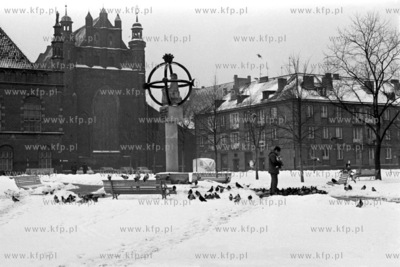 Pomnik Jana Hewelisza na placu przed Ratuszem Staromiejskim...