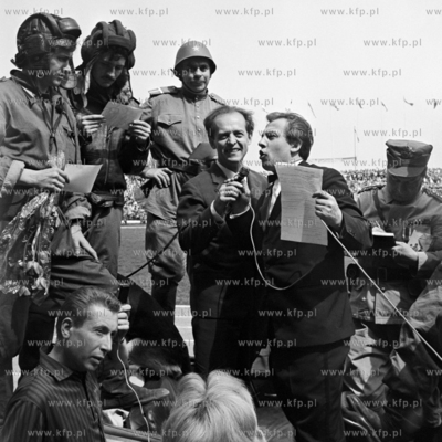 Aktorzy z serialu "Czterej pancerni i pies" na stadionie...