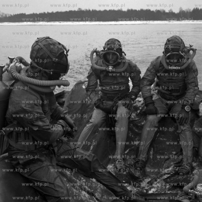 Nurkowie przygotowują się do zejścia pod wode.
1966
0006322z_1966
Fot....