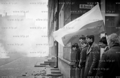 Gdansk. Stan Wojenny. Starcia z milicja. Nz. starcia...