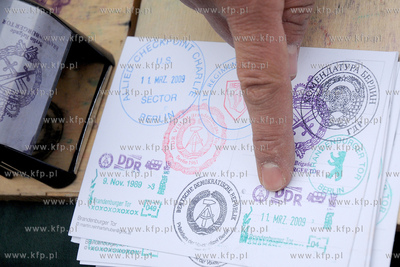 Berlin. Ukrainiec w mundurze rosyjskiego zolnierza...