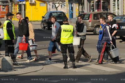 Gdynia. Grupa mlodziezy, uzbrojona w wiadra z woda,...