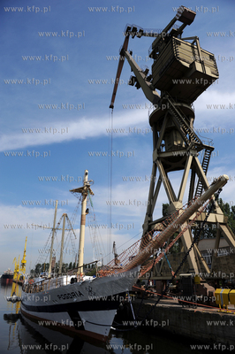 Gdansk. Stocznia Remontowa. Naprawa polamanych masztow...
