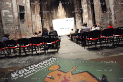 Gdansk. Projekcja serialu Kolumbowie w kosciele sw....