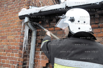 Straz z Pelplina podczas usuwania niebezpiecznych lodowych...