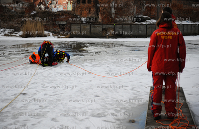 Gdansk. Przystan Jachtowa. Cwiczenia, na zamarznietej...