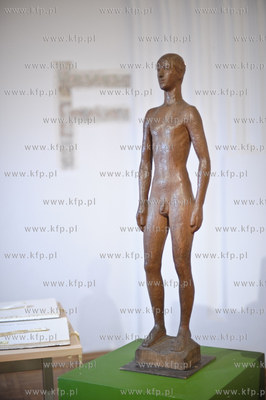 Pokaz szesciu obrazow i jednej rzezby w Oddziale Sztuki...