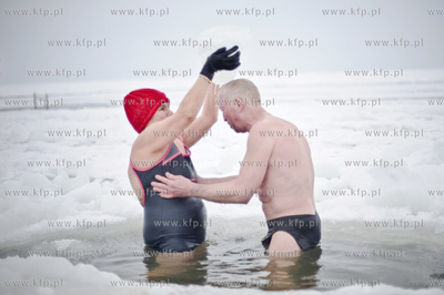 Kapiel gdanskich morsow na skutej lodem plazy w Jelitkowie....