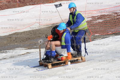 Zawody Zjazdu Na Byle Czym - rodzinna impreza na stoku...