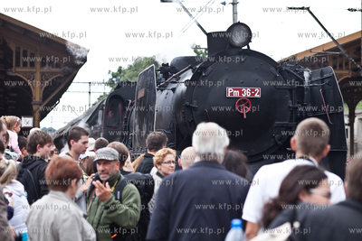 Pociag Heweliusz, prowadzony przez parowoz z wolsztynskiej...