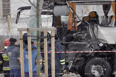 Ok. godz. 11 autokar turystyczny wjechal w drzewo na...